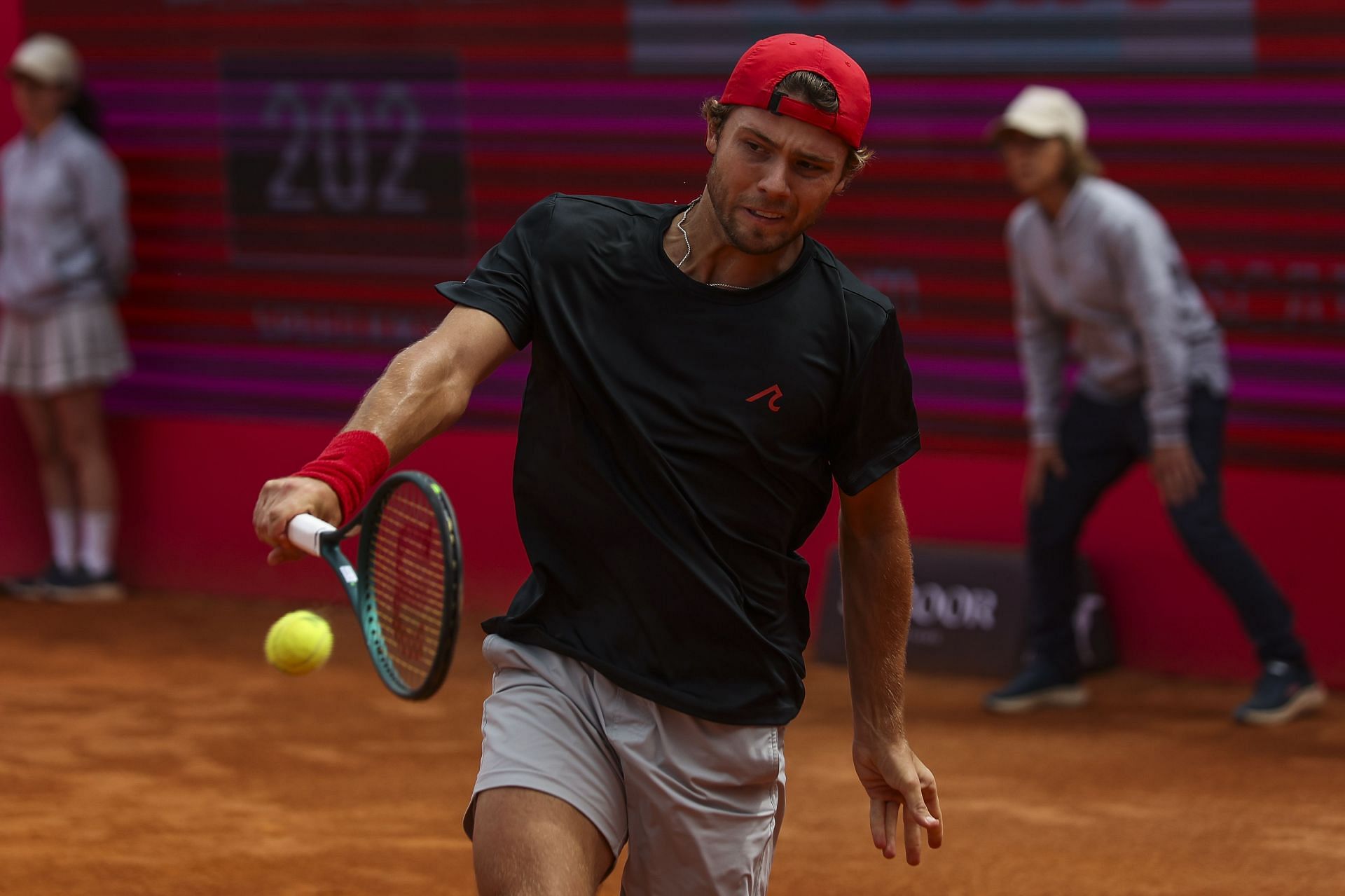 Kovacevic in action at the Estoril Open 2025 - Source: Getty